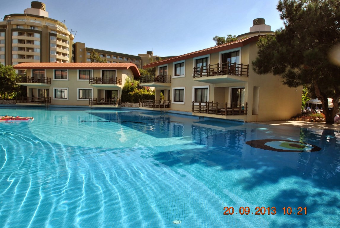 imagini hotel TITANIC LARA